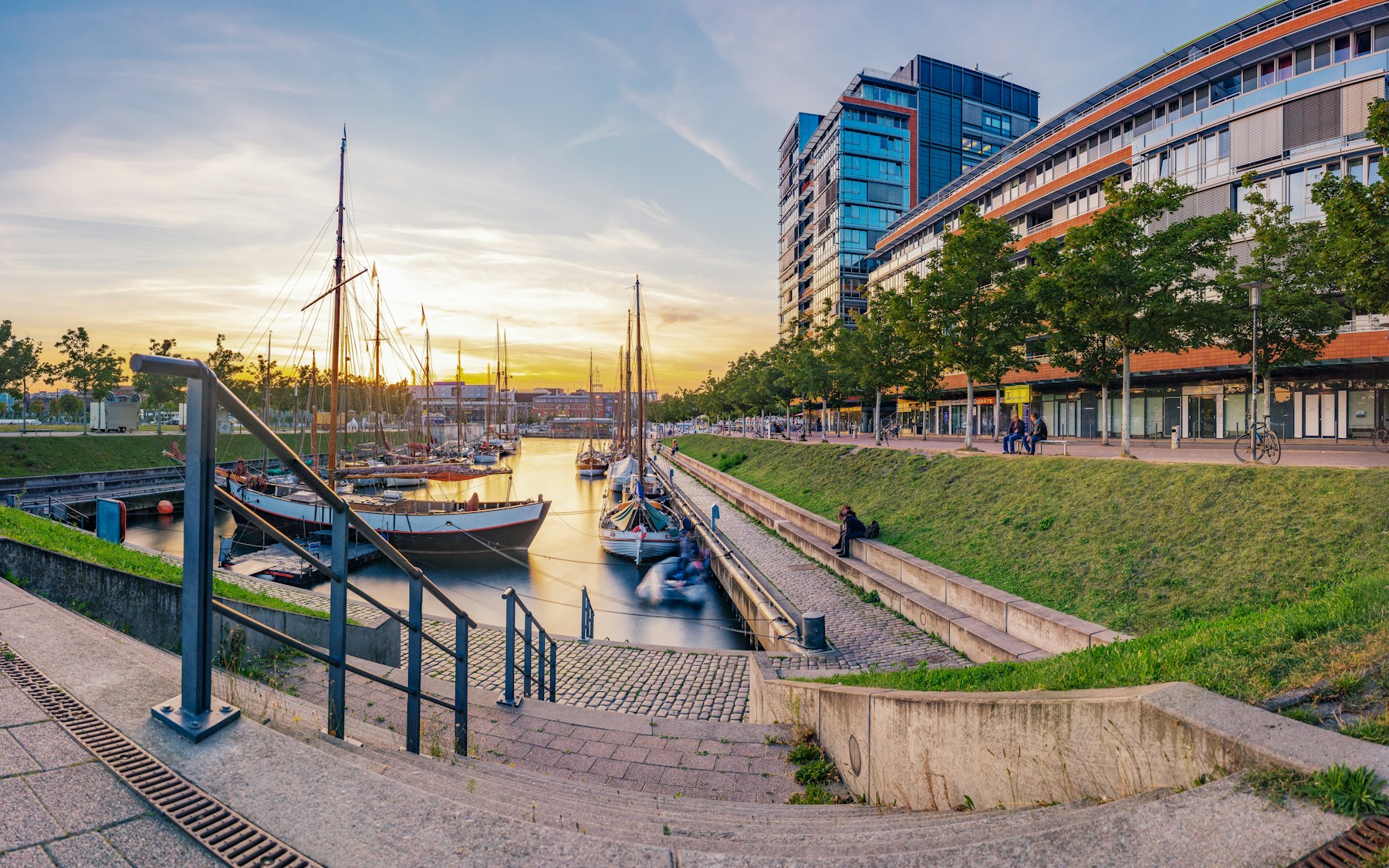 Germaniahafen in Kiel mit Segelbooten und Stadtbebauung