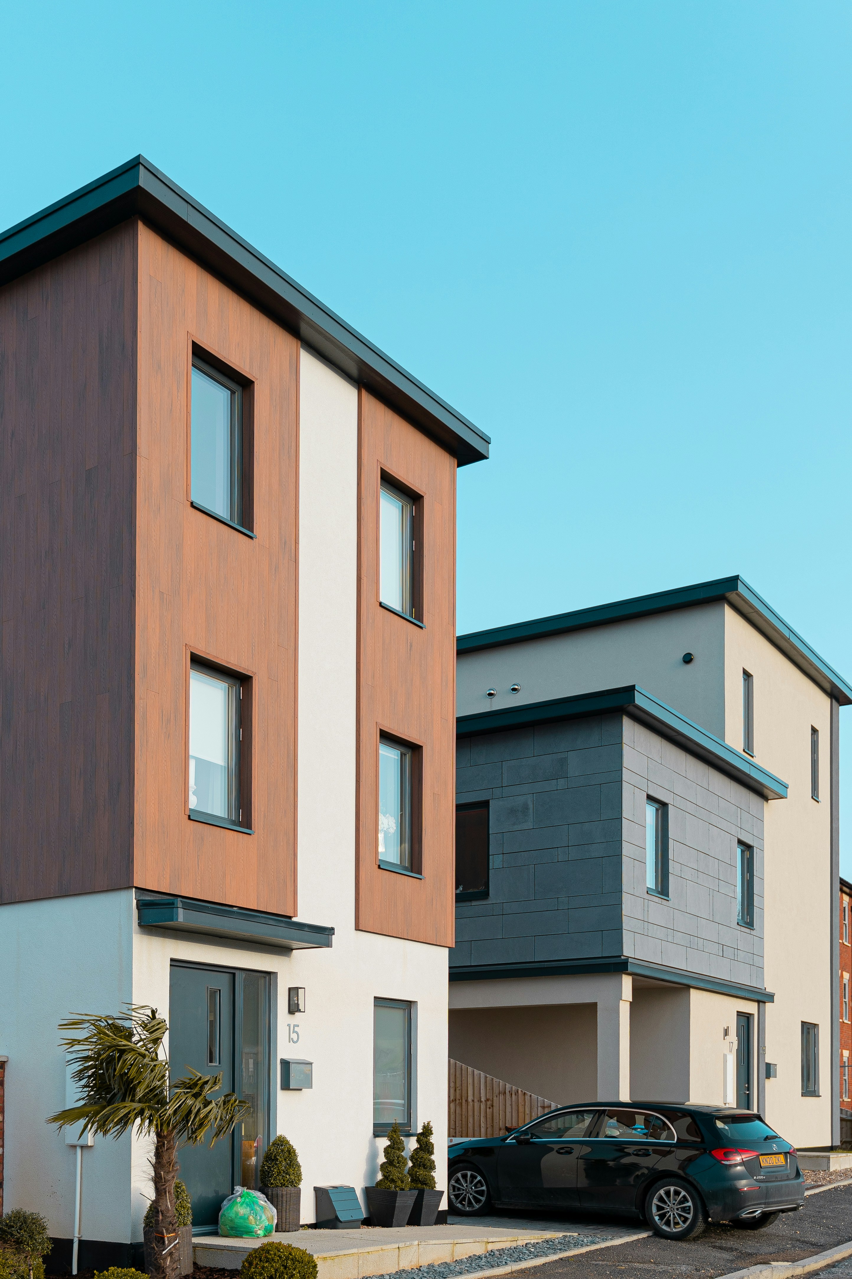 Moderne Wohnhäuser mit Holz- und Putzfassaden